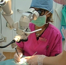 札幌南区の北の沢きたのさわ夜間歯科・矯正歯科。痛くない入れ歯・若さ戻る審美義歯は院長が担当しています。院長の写真(診療時)。