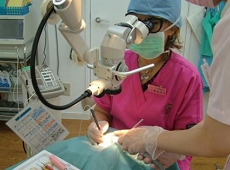 札幌南区の北の沢夜間歯科・矯正歯科の院長は、若見え/審美入れ歯が専門分野です。院長の写真。審美義歯のページへのリンク。